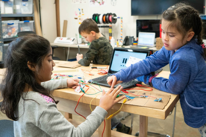 Elementary students in tinker lab at Bennett Day School