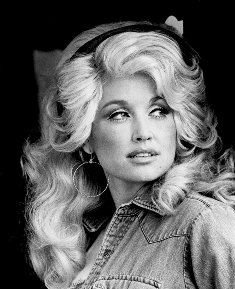 Young-Dolly-Parton black and white publicity headshot of dolly parton as a young woman